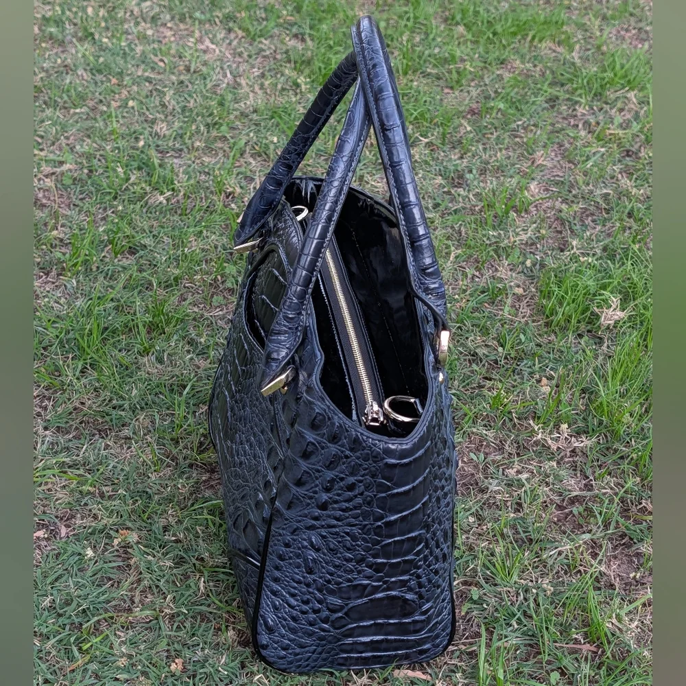 Chic Black Crocodile-Embossed Tote Bag - Picture 6 of 16